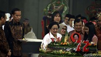 Usai penyerahan buku, Megawati juga memotong tumpeng. Potongan pertama diberikan langsung oleh Megawati ke Jokowi. Potongan kedua diberikan ke Wapres JK.