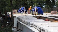 Sejumlah pekerja terlihat menyelesaikan proyek meski terlihat tak menggunakan pengaman atau alat keselamatan diri dalam bekerja di ketinggian. 