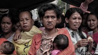Sejumlah warga yang terdampak korban kebakaran berada di tenda pengungsian kawasan Tomang, Jakarta Barat, Rabu (23/1).