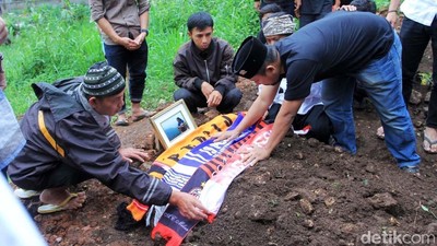 Syal Persija-Persib Bersatu di Makam Ronaldikin