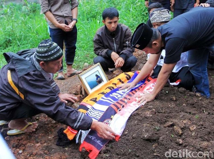 Syal Persija-Persib Bersatu di Makam Ronaldikin