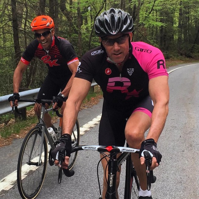 Gaya Strauss saat bersepeda bersama teman-temannya. (Foto: Instagram/@strausszelnick)