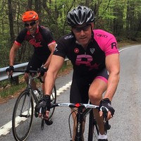 Gaya Strauss saat bersepeda bersama teman-temannya. (Foto: Instagram/@strausszelnick)