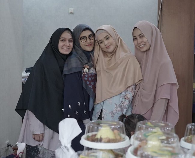 Untuk itu, tampaknya Cut Meyriska tidak kaku saat mengenakan hijab. Gayanya tampak luwes, sederhana, membuatnya tampak lebih anggun dan cantik.Foto: Instagram/CutRatuMeyriska