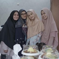 Untuk itu, tampaknya Cut Meyriska tidak kaku saat mengenakan hijab. Gayanya tampak luwes, sederhana, membuatnya tampak lebih anggun dan cantik.Foto: Instagram/CutRatuMeyriska