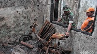 Beberapa personel  TNI juga ikut membantu di lokasi.