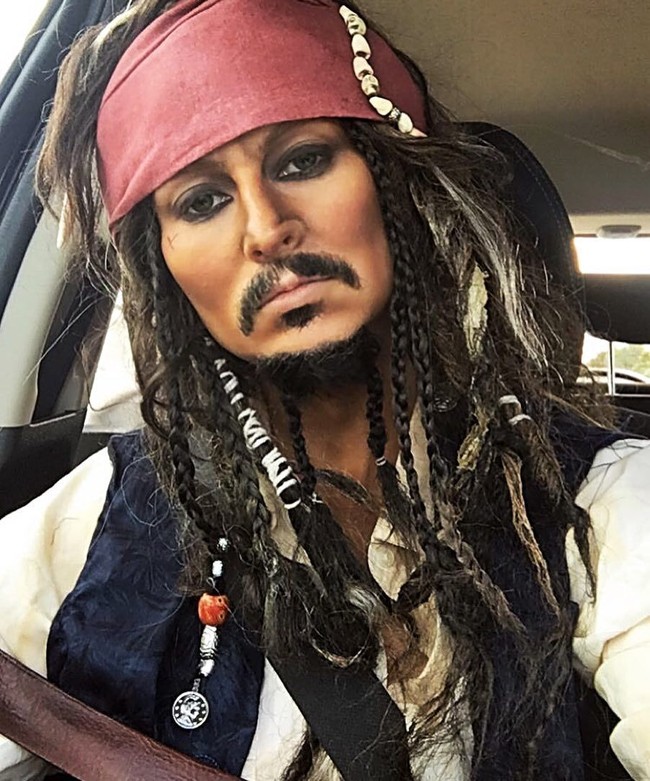 Sekilas, siapa yang menyangka jika Jack Sparrow ini palsu. Di balik riasan ala bajak laut, ada wajah cantik Rhylee Passfield, seorang MUA (Make Up Artist) asal Australia. Foto: instagram/rermakeup