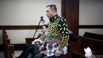 Pakai Penyangga Leher, Edy Saputra Jalani Sidang Lanjutan Kasus Suap
