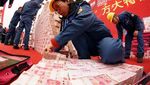 Pengusaha China Bikin Gunung Uang Buat Bonus Karyawan