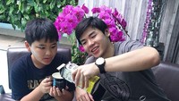 Kali ini Sean menuangkan susu cair untuk Daud. Ekspresi Daud yang melihat susu cair dengan seksama sangat menggemaskan, ya. Foto: Instagram nachoseann  