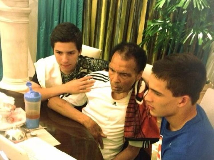 Tampannya Cucu Muhammad Ali, Biaggio Ali Saat Makan Bersama Teman
