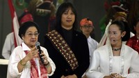 Anak, menantu dan cucu Megawati ikut naik ke pentas.