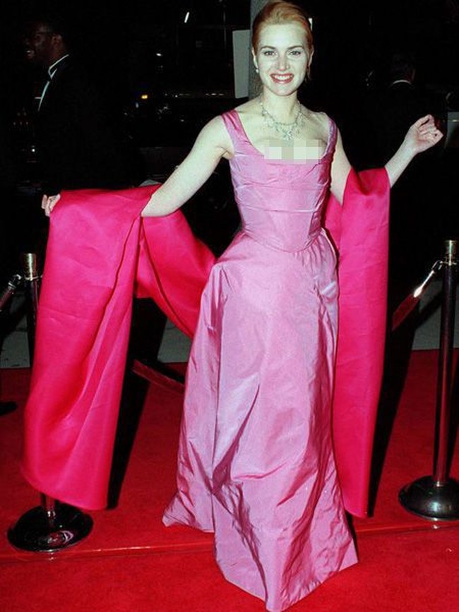 Kate Winslet memakai gaun pink ke Oscars. Sayang pashmina di tangannya justru terlihat mengganggu. Foto: Istimewa