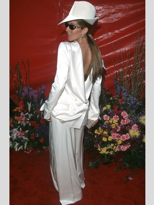 Celine Dion bereksperimen dengan gayanya di Oscars 1999. Dia tampil dengan blazer yang dipakai terbalik, senada dengan topi dan juga celana flare, tak lupa kacamata hitam yang membuat ia mencuri atensi. Foto: Istimewa