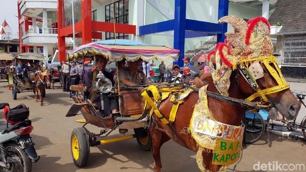 Disisir Polisi, Tukang Becak dan Delman di Sukabumi Ketiban Rezeki