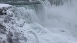 Panorama Menakjubkan Hamparan Es di Air Terjun Niagara