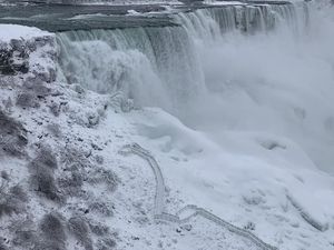 Saat Air Terjun Niagara Membeku