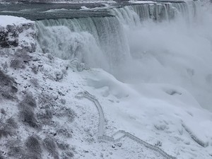 Saat Air Terjun Niagara Membeku