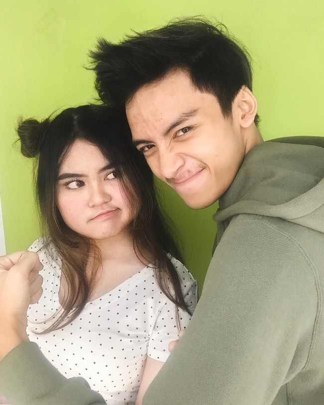 Pada video Youtube yang viral itu, Indy menceritakan bahwa hubungannya dengan Rakry mulai bermasalah pada April 2018. Saat itu, Rakry menginginkan putus karena bosan dengan Indy, namun beberapa jam setelahnya meminta rujuk kembali. Foto: Instagram @rakryanmahatmaa