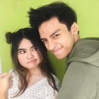 Pada video Youtube yang viral itu, Indy menceritakan bahwa hubungannya dengan Rakry mulai bermasalah pada April 2018. Saat itu, Rakry menginginkan putus karena bosan dengan Indy, namun beberapa jam setelahnya meminta rujuk kembali. Foto: Instagram @rakryanmahatmaa