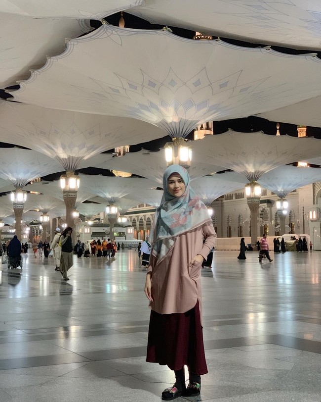 Mendekatkan diri kepada Allah dan memperbanyak ibadah jadi salah satu alasan Cut Meyriska berhijab. Momen itu bertepatan dengan kepulangannya dari ibadah umrah beberapa waktu lalu. Foto: Instagram/CutRatuMeyriska