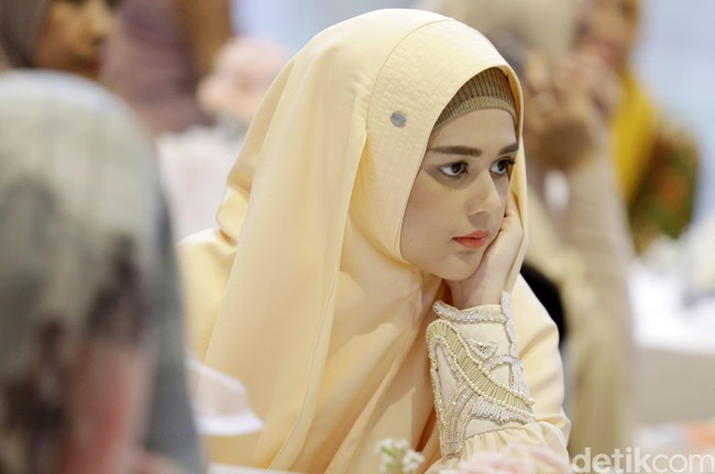 Namun kabarnya, pernikahan mereka berdua terkendala restu orangtua. Hingga kini, belum ada kabar mengenai kelanjutan hubungan mereka. Kepada awak media Cut Meyriskan hanya memohon doa yang terbaik. Foto: Palevi S/detikFoto