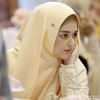 Namun kabarnya, pernikahan mereka berdua terkendala restu orangtua. Hingga kini, belum ada kabar mengenai kelanjutan hubungan mereka. Kepada awak media Cut Meyriskan hanya memohon doa yang terbaik. Foto: Palevi S/detikFoto