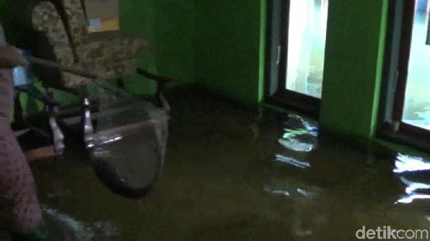 Warga dapat ikan lele di tengah banjir/