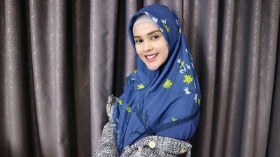 Si Cantik Cut Meyriska Mantap Berhijab, Lihat Gayanya yang Bikin Adem