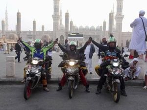 Tempuh 14.000 Km, Geng Ini Berangkat Umrah Pakai Motor Bebek