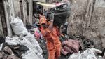 Petugas PPSU Bantu Bersihkan Puing Sisa Kebakaran Tomang