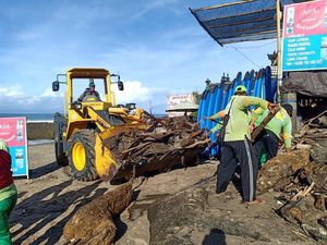Pantai Kuta Diserbu Sampah Kiriman, 4 Alat Berat Dikerahkan