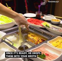 Unik! Karyawan di Restoran Ini Sajikan Mie dengan Cara Menari