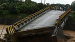 Ngeri! Jembatan di Gowa Amblas Akibat Diterjang Banjir