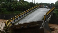 Menurut Bupati Gowa, Adnan Purichta Ichsan, ada empat jembatan yang ambruk akibat banjir yang melanda wilayah Sulawesi Selatan.