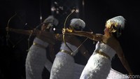 Semua dikemas dalam tradisi kain nusantara dan aneka lagu, gerak dan tari bernuansa kebudayaan Indonesia.