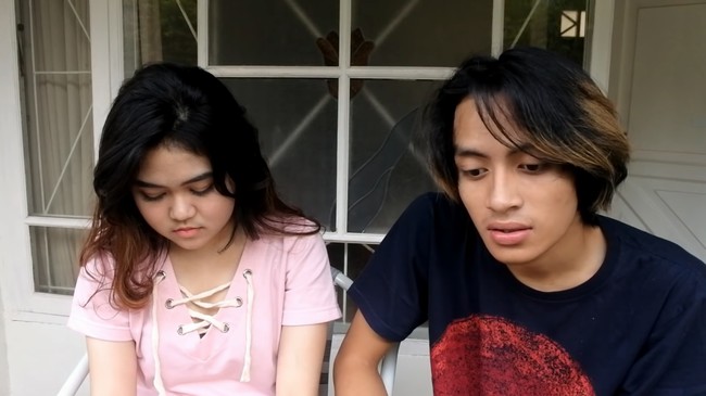 Video Youtube dengan judul alasan kita selesai yang diunggah oleh channel Youtube Rakry dan Indy jadi viral. Video klarifikasi kandasnya hubungan mereka telah dilihat lebih dari 10 juta kali penayangan dalam waktu kurang dari seminggu. Foto: Screenshot Youtube