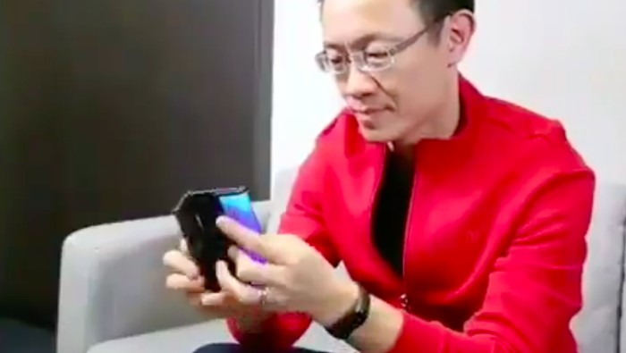 Bos Xiaomi memamerkan ponsel layar lipat. (Foto: Weibo) Bos Xiaomi memamerkan ponsel layar lipat. (Foto: Weibo)