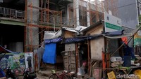 Proses revitalisasi Pasar Gang Kancil terkendala persoalan kepemilikan lahan. Akibatnya, hingga kini proses pembangunan pasar itu tak kunjung kelar.