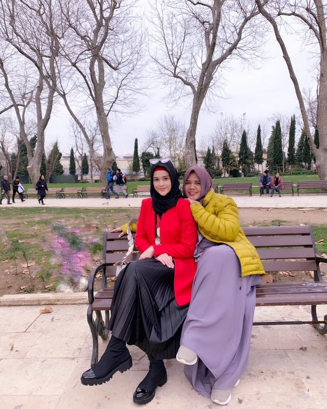 Hijab segi empat berbahan katun memang tepat dipilih untuk Anda yang baru berhijab. Cara pakainya mudah, hanya menggunakan satu jarum pentul saja. Foto: Instagram/CutRatuMeyriska