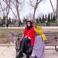 Hijab segi empat berbahan katun memang tepat dipilih untuk Anda yang baru berhijab. Cara pakainya mudah, hanya menggunakan satu jarum pentul saja. Foto: Instagram/CutRatuMeyriska