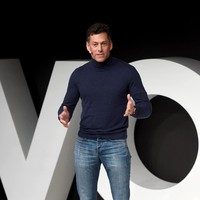 Strauss merangkung semua tips awet mudanya ke dalam sebuah buku berjudul Becoming Ageless: The Four Secrets to Looking and Feeling Younger Than Ever. Sudah terbit sejak September 2018. (Foto: Getty Images)