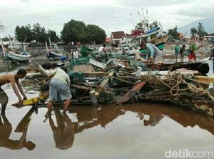 Gelombang Pasang Rusak 26 Perahu Nelayan Situbondo, 1 Orang Hilang