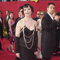 Juliette Binoche tampak seperti penjelajah waktu dari tahun 20-an saat menghadiri Oscars 2001. Foto: Istimewa