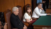 Dalam persidangan tersebut, Gisel diputuskan resmi bercerai dengan Gading Marten. Pool/Noel/detikFoto.