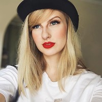 Di balik wajahnya yang kerap berganti-ganti, Rhylee memiliki wajah yang cantik. Ia sering merias wajahnya seperti Taylor Swift karena memang cukup mirip. Foto: instagram/rermakeup
