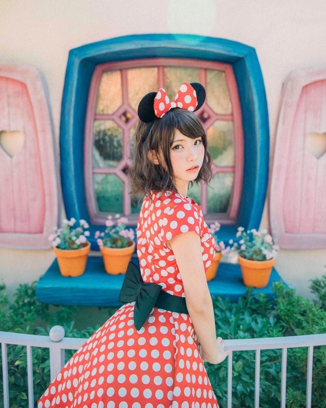 Cosplayer adalah seseorang yang berpakaian dan berdandan menyerupai sebuah karakter fiksi.  Kebanyakan orang melakukan cosplay sebagai hobi walau kadang uang yang dikeluarkan untuk makeup hingga kostum tidaklah murah. Namun dari hobi ini, Enako bisa menghasilkan banyak uang. Di 2016, Enako pernah mengungkap jika ia bisa menerima Rp 27 jutaan dalam sehari. Foto: Instagram @enakorin