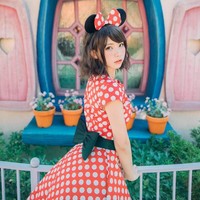 Cosplayer adalah seseorang yang berpakaian dan berdandan menyerupai sebuah karakter fiksi.  Kebanyakan orang melakukan cosplay sebagai hobi walau kadang uang yang dikeluarkan untuk makeup hingga kostum tidaklah murah. Namun dari hobi ini, Enako bisa menghasilkan banyak uang. Di 2016, Enako pernah mengungkap jika ia bisa menerima Rp 27 jutaan dalam sehari. Foto: Instagram @enakorin