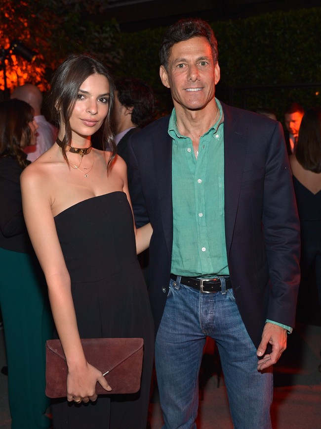 Strauss saat berpose bersama model seksi Emily Ratajkowski. Penampilan Strauss yang terlihat tak menua di usianya bikini yang masih muda iri. (Foto: Getty Images)
