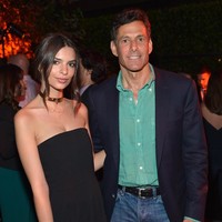 Strauss saat berpose bersama model seksi Emily Ratajkowski. Penampilan Strauss yang terlihat tak menua di usianya bikini yang masih muda iri. (Foto: Getty Images)